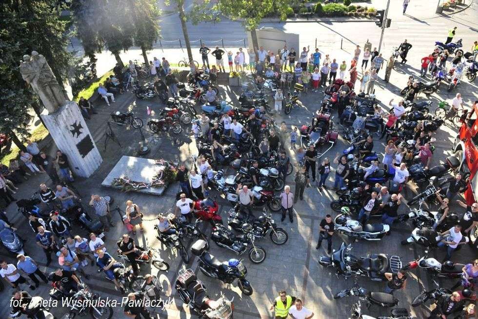  Zlot motocykli WSK. Zdjęcie motocyklistów na pl. Konstytucji 3 Maja (zdjęcie 5) - Autor: Aneta Wysmulska-Pawlaczyk