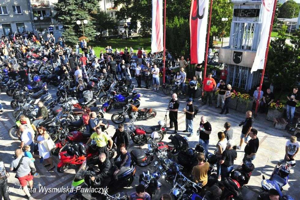  Zlot motocykli WSK. Zdjęcie motocyklistów na pl. Konstytucji 3 Maja (zdjęcie 8) - Autor: Aneta Wysmulska-Pawlaczyk