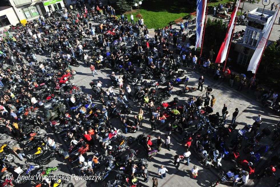  Zlot motocykli WSK. Zdjęcie motocyklistów na pl. Konstytucji 3 Maja (zdjęcie 3) - Autor: Aneta Wysmulska-Pawlaczyk
