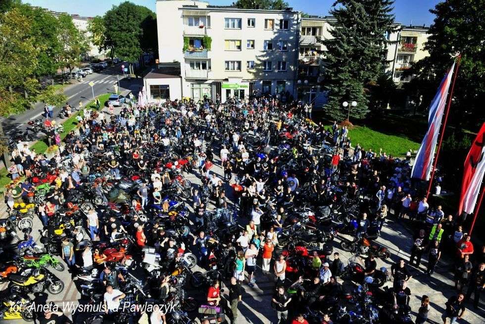  Zlot motocykli WSK. Zdjęcie motocyklistów na pl. Konstytucji 3 Maja (zdjęcie 9) - Autor: Aneta Wysmulska-Pawlaczyk