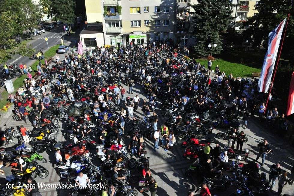  Zlot motocykli WSK. Zdjęcie motocyklistów na pl. Konstytucji 3 Maja (zdjęcie 7) - Autor: Aneta Wysmulska-Pawlaczyk