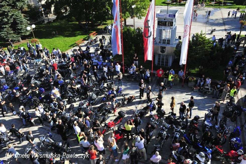  Zlot motocykli WSK. Zdjęcie motocyklistów na pl. Konstytucji 3 Maja (zdjęcie 4) - Autor: Aneta Wysmulska-Pawlaczyk