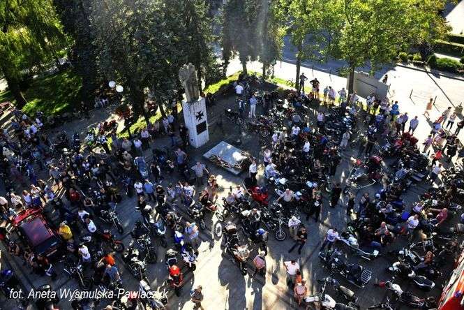 Zlot motocykli WSK. Zdjęcie motocyklistów na pl. Konstytucji 3 Maja