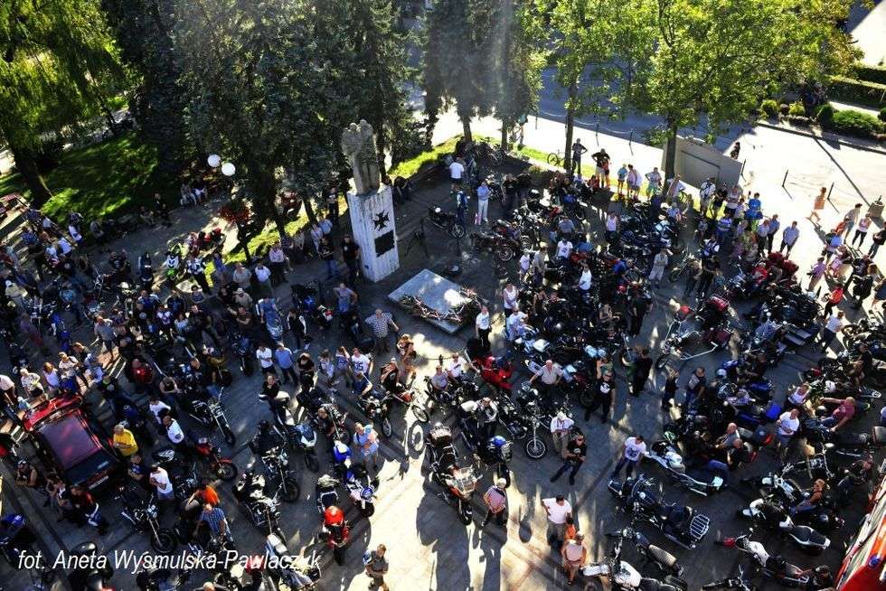  Zlot motocykli WSK. Zdjęcie motocyklistów na pl. Konstytucji 3 Maja (zdjęcie 2) - Autor: Aneta Wysmulska-Pawlaczyk