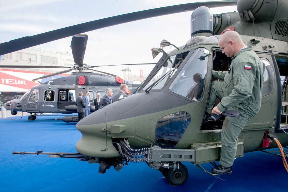  <p>Na stoisku Leonardo Helicopters zaprezentowano śmigłowce AW149 oraz produkowanego w Świdniku Głuszca&nbsp;</p>