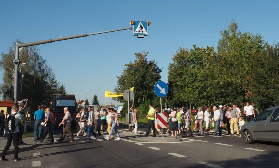  Blokada drogi w Niemcach (zdjęcie 2) - Autor: Wojciech Nieśpiałowski