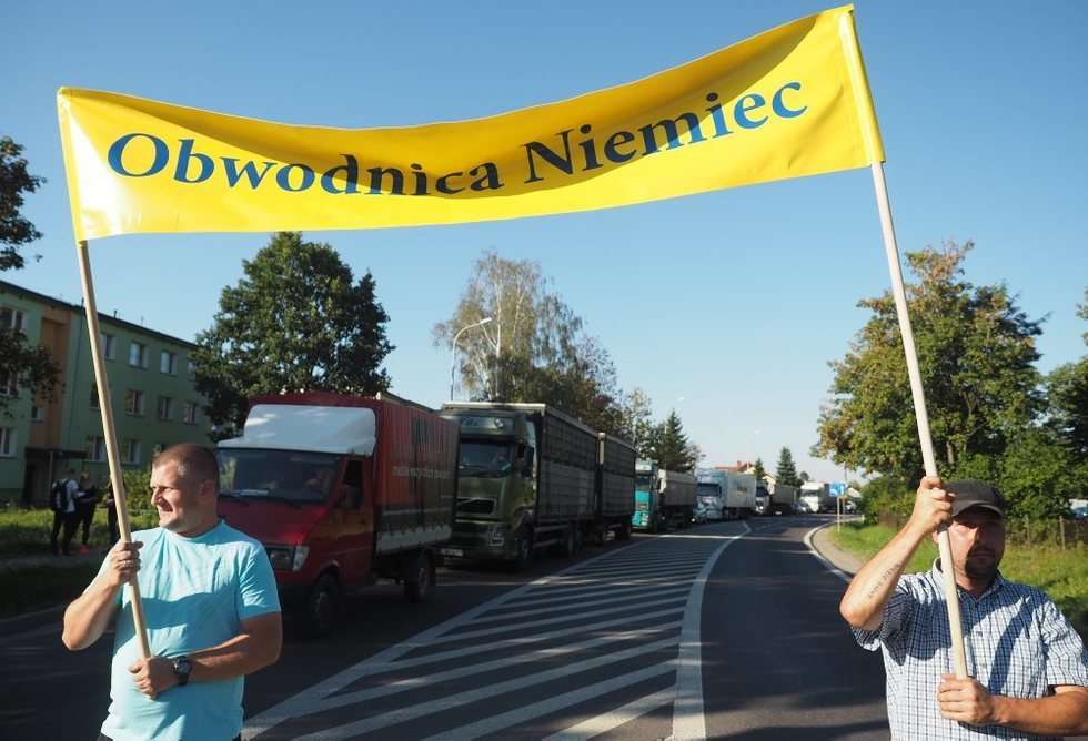  Blokada drogi w Niemcach (zdjęcie 7) - Autor: Wojciech Nieśpiałowski