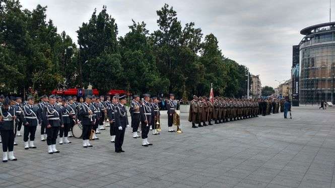 Uroczystości wojskowe na placu Teatralnym w Lublinie