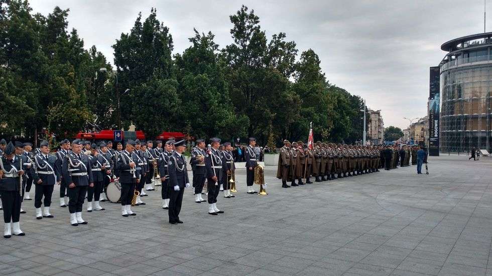  Uroczystości wojskowe na placu Teatralnym w Lublinie (zdjęcie 2) - Autor: UM Lublin