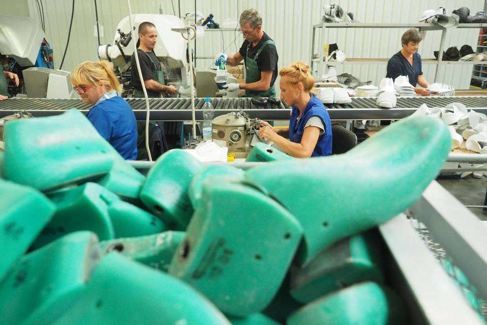 Specjalna Strefa Ekonomiczna: otwarcie fabryki obuwia Protektor SA (zdjęcie 11) - Autor: Maciej Kaczanowski