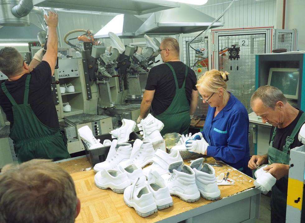  Specjalna Strefa Ekonomiczna: otwarcie fabryki obuwia Protektor SA (zdjęcie 7) - Autor: Maciej Kaczanowski