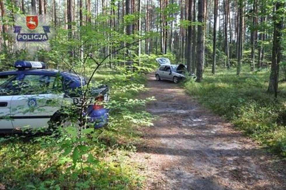  Rozbili samochód w lesie i poszli spać  - Autor: Policja