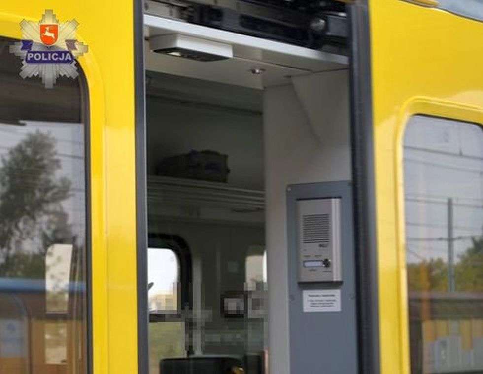  Podejrzana paczka w pociągu (zdjęcie 1) - Autor: Policja