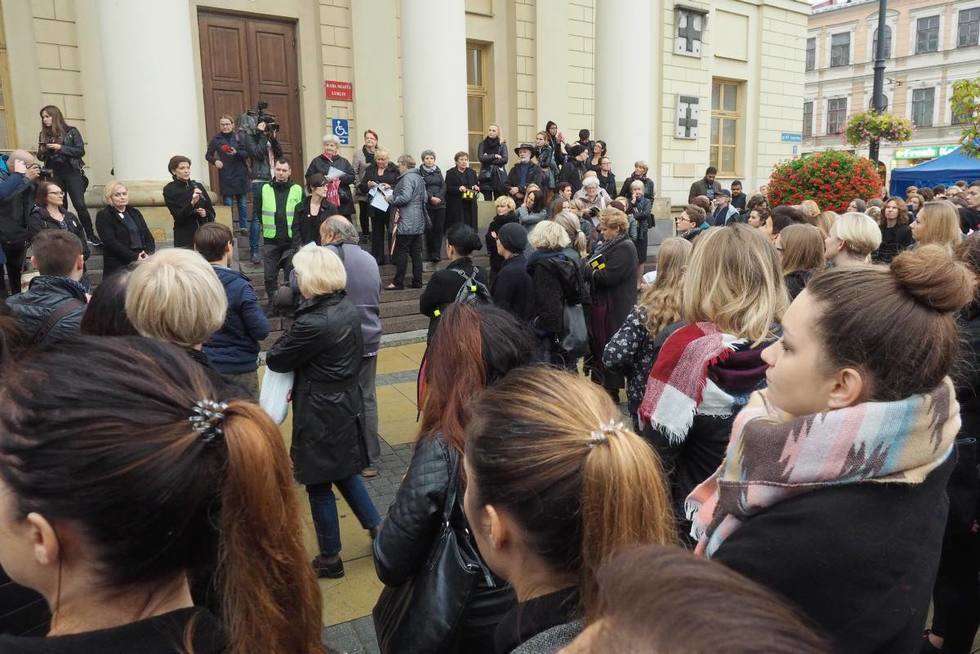  Czarny Protest na pl. Lecha Kaczyńskiego i Łokietka w Lublinie (zdjęcie 5) - Autor: Maciej Kaczanowski