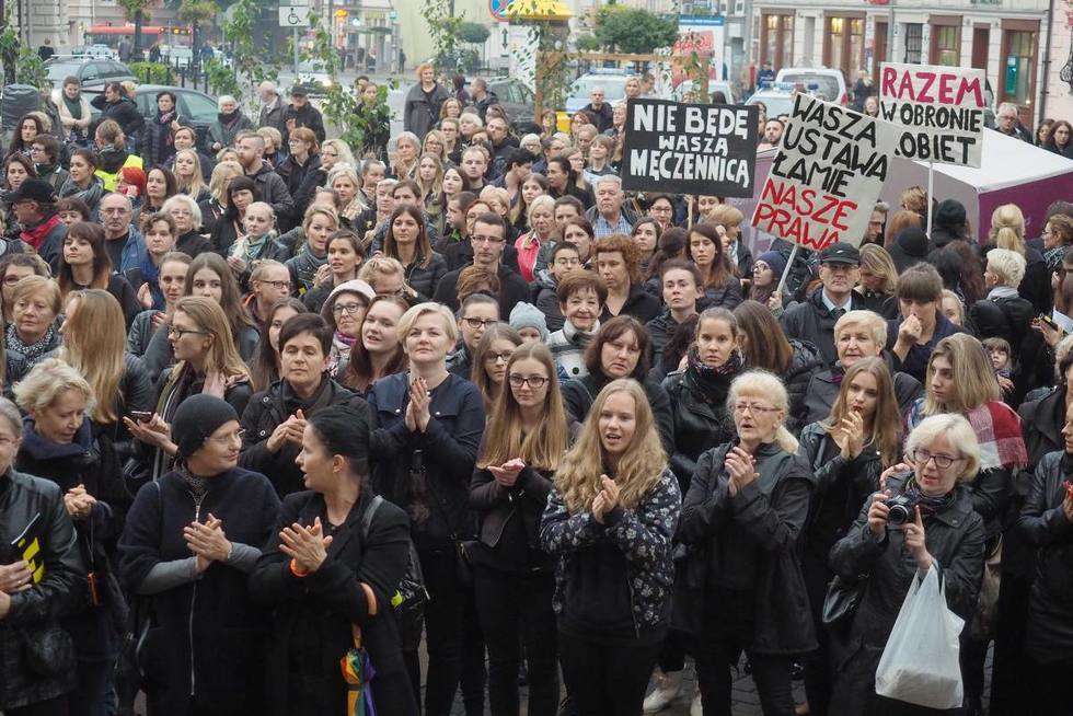  Czarny Protest na pl. Lecha Kaczyńskiego i Łokietka w Lublinie (zdjęcie 7) - Autor: Maciej Kaczanowski