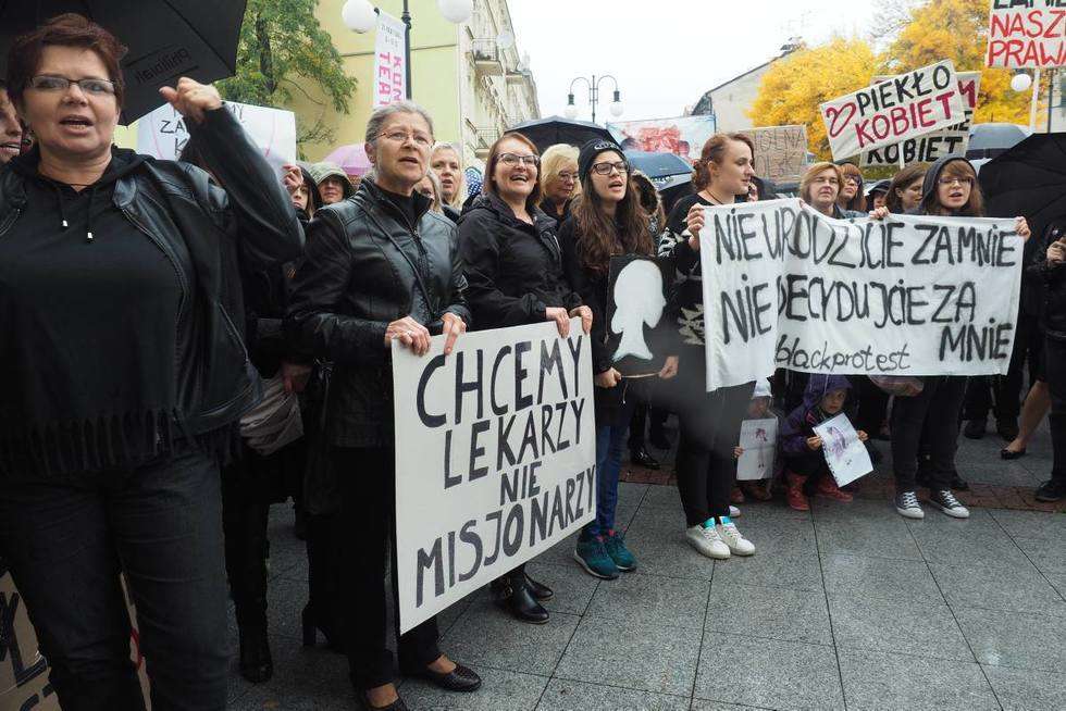  Czarny Protest na pl. Lecha Kaczyńskiego i Łokietka w Lublinie (zdjęcie 36) - Autor: Maciej Kaczanowski