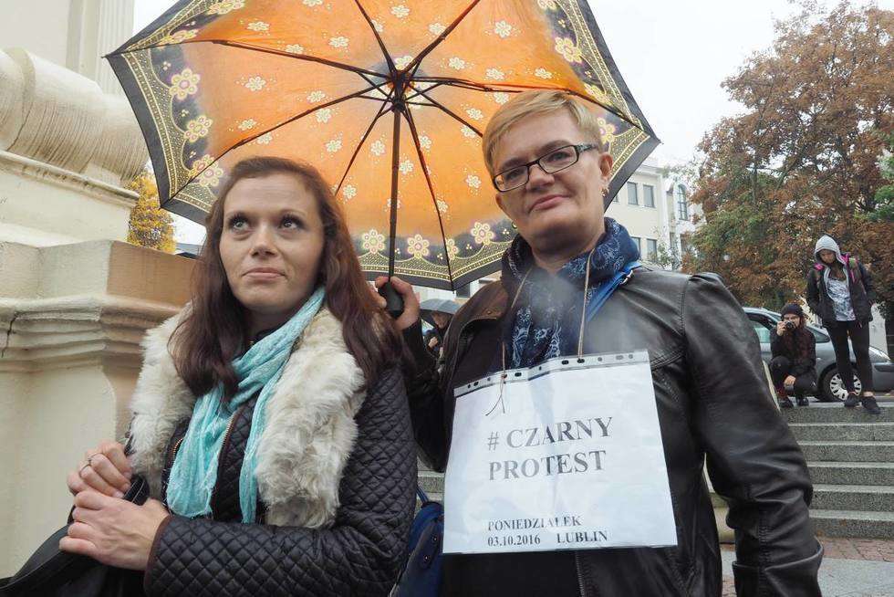  Czarny Protest na pl. Lecha Kaczyńskiego i Łokietka w Lublinie (zdjęcie 37) - Autor: Maciej Kaczanowski