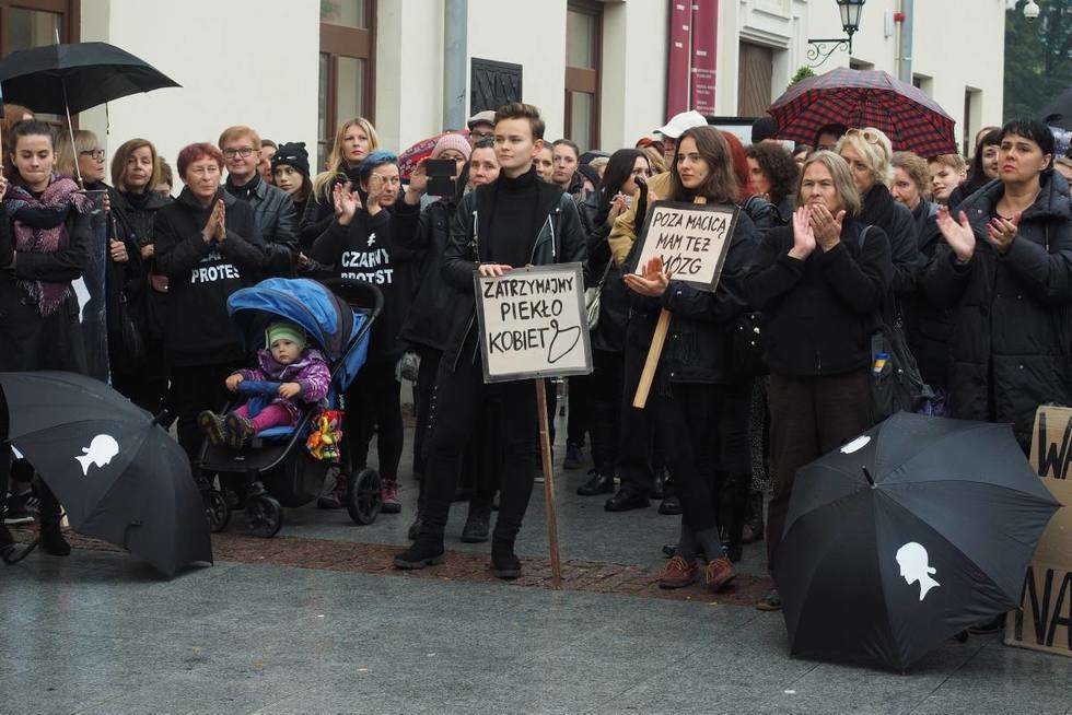 Czarny Protest na pl. Lecha Kaczyńskiego i Łokietka w Lublinie (zdjęcie 23) - Autor: Maciej Kaczanowski