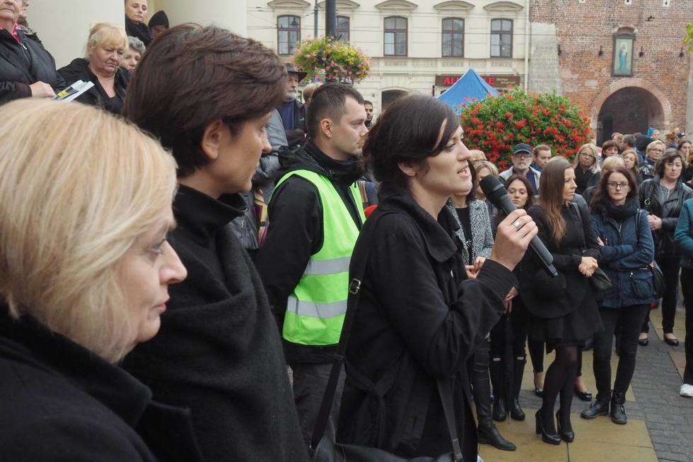  Czarny Protest na pl. Lecha Kaczyńskiego i Łokietka w Lublinie (zdjęcie 11) - Autor: Maciej Kaczanowski