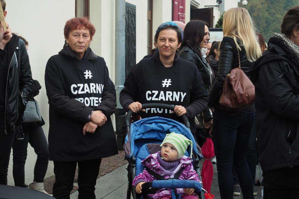  Czarny Protest na pl. Lecha Kaczyńskiego i Łokietka w Lublinie (zdjęcie 19) - Autor: Maciej Kaczanowski