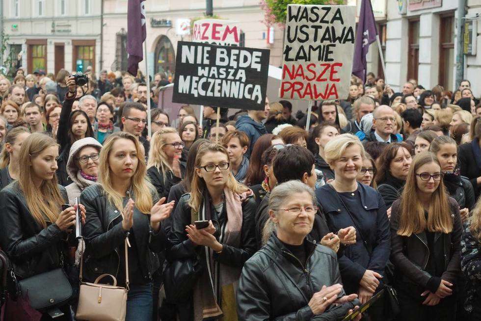  Czarny Protest na pl. Lecha Kaczyńskiego i Łokietka w Lublinie (zdjęcie 15) - Autor: Maciej Kaczanowski
