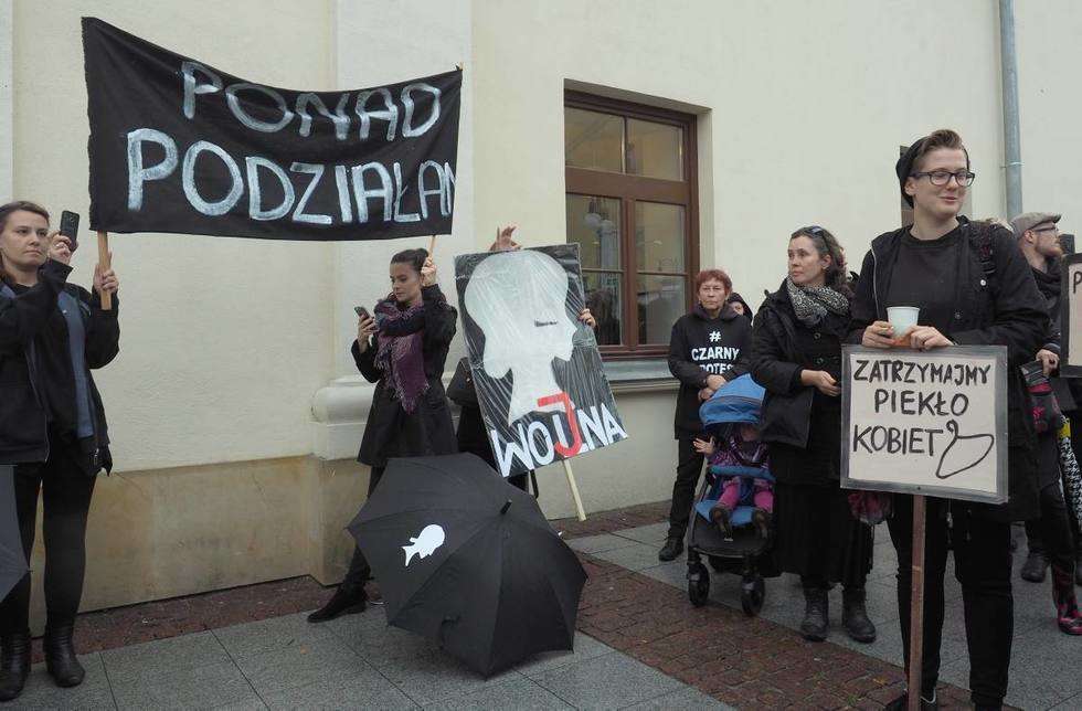  Czarny Protest na pl. Lecha Kaczyńskiego i Łokietka w Lublinie (zdjęcie 24) - Autor: Maciej Kaczanowski