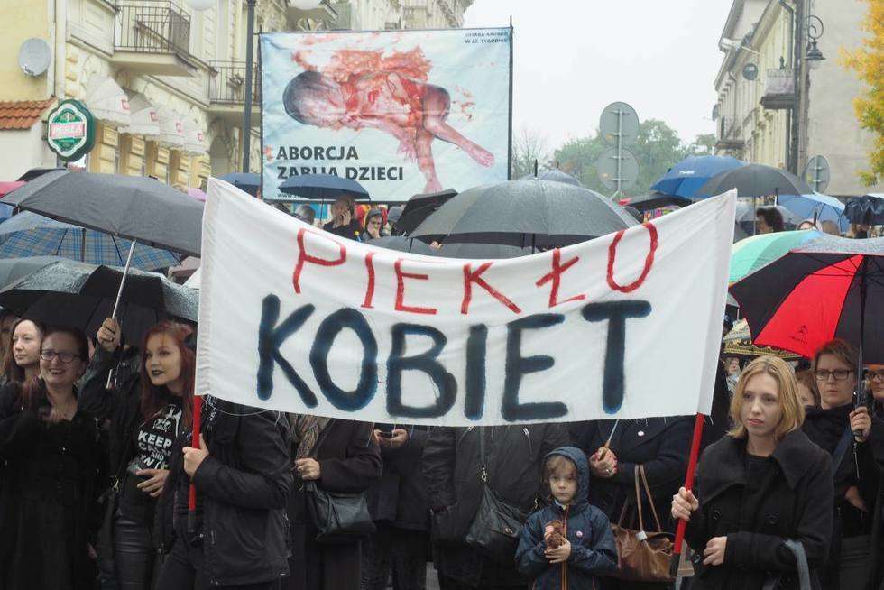  Czarny Protest na pl. Lecha Kaczyńskiego i Łokietka w Lublinie (zdjęcie 31) - Autor: Maciej Kaczanowski