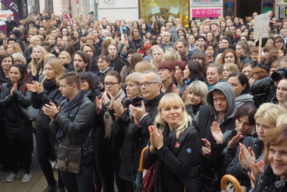  Czarny Protest na pl. Lecha Kaczyńskiego i Łokietka w Lublinie (zdjęcie 12) - Autor: Maciej Kaczanowski