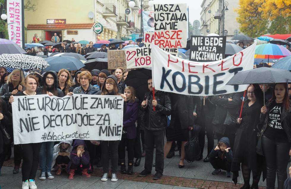  Czarny Protest na pl. Lecha Kaczyńskiego i Łokietka w Lublinie (zdjęcie 39) - Autor: Maciej Kaczanowski
