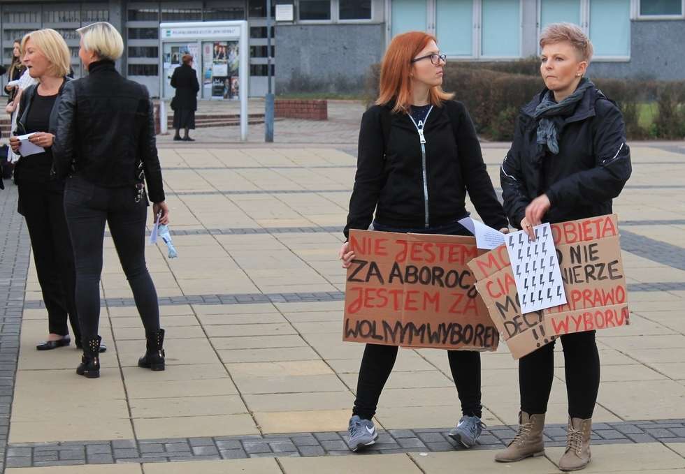  Czarny protest w Puławach (zdjęcie 1) - Autor: Radosław Szczęch