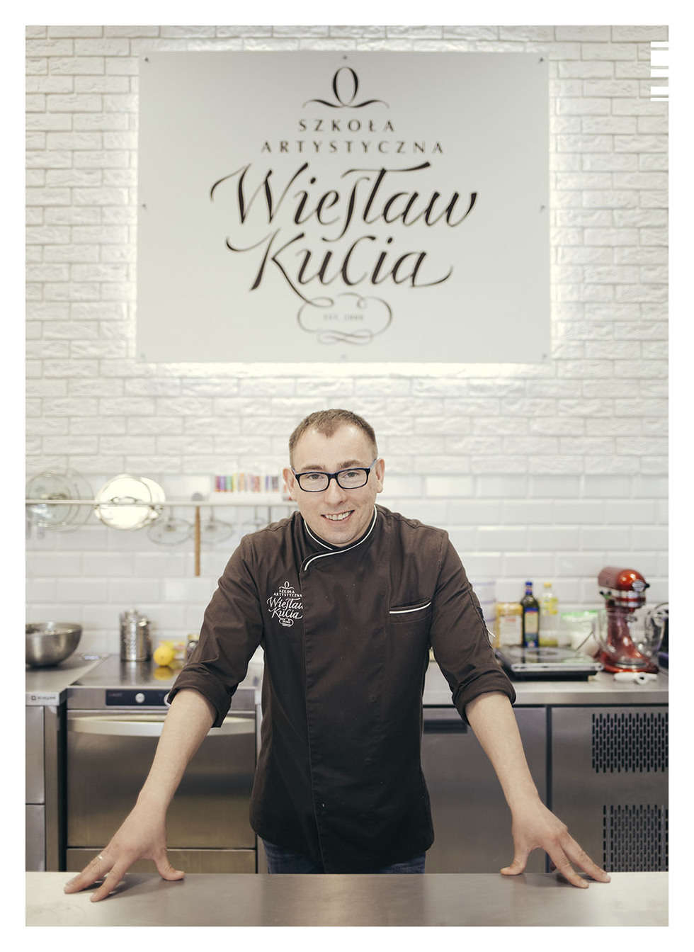  <p>Wiesław Kucia. Prowadzi akademię kulinarną w miejscu, kt&oacute;re było kiedyś przemysłowym zapleczem Lublina. To tam znajduje się niezwykła przestrzeń, kt&oacute;ra zachwyca wnętrzem w wyjątkowo przemyślany i smaczny design.&nbsp;</p>