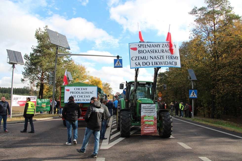  Rolnicy znowu blokują drogę  - Autor: Ewelina Burda