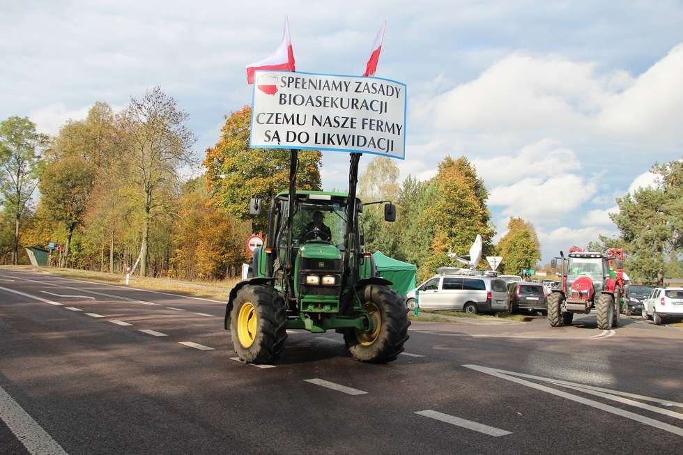  Rolnicy znowu blokują drogę (zdjęcie 2) - Autor: Ewelina Burda