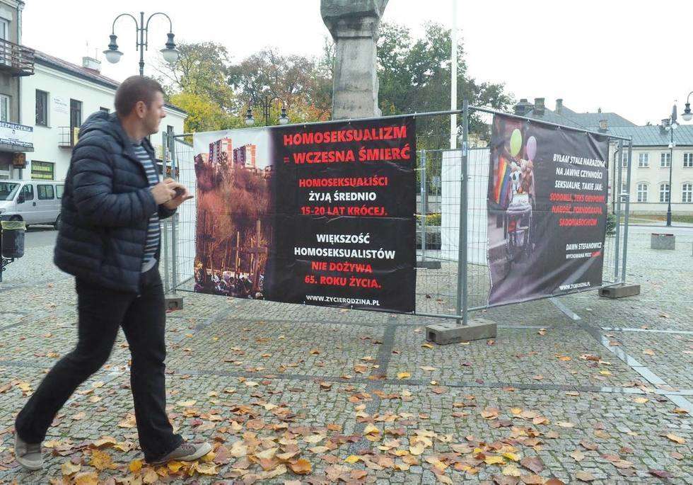   Pedofilia wiąże się z homoseksualizmem-plenerowa wystawa Stop dewiacji w Radzyniu Podlaskim (zdjęcie 1) - Autor: Maciej Kaczanowski
