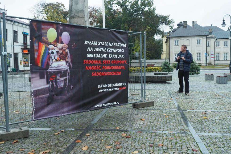   Pedofilia wiąże się z homoseksualizmem-plenerowa wystawa Stop dewiacji w Radzyniu Podlaskim (zdjęcie 4) - Autor: Maciej Kaczanowski