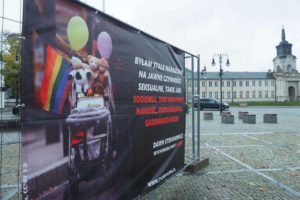   Pedofilia wiąże się z homoseksualizmem-plenerowa wystawa Stop dewiacji w Radzyniu Podlaskim  - Autor: Maciej Kaczanowski
