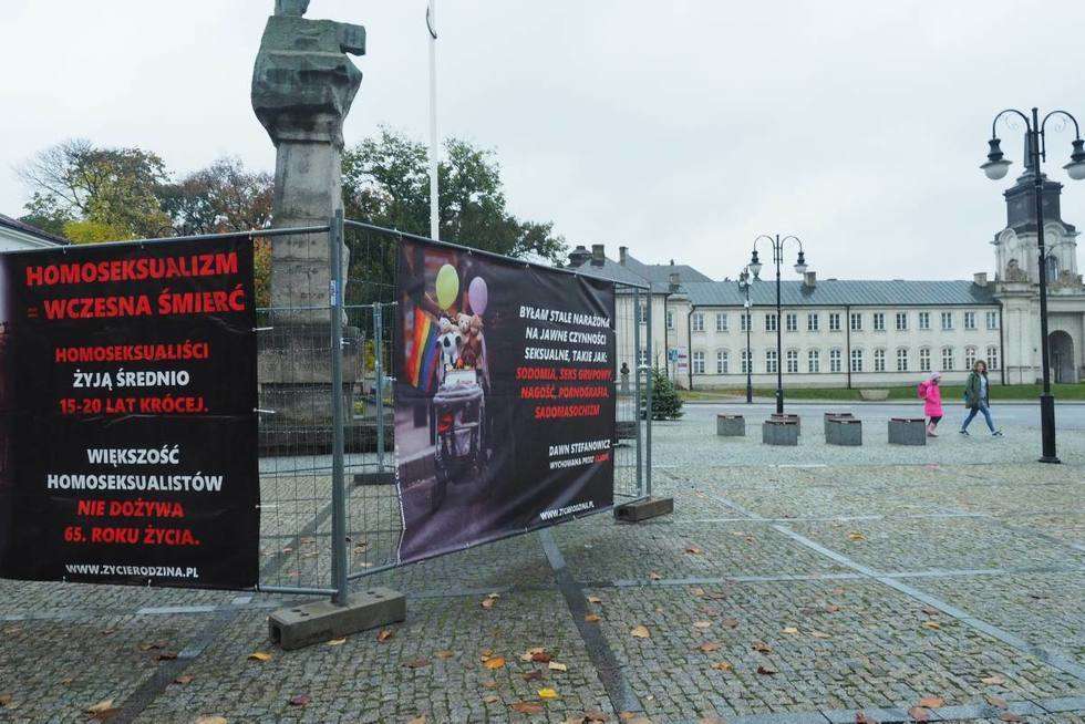   Pedofilia wiąże się z homoseksualizmem-plenerowa wystawa Stop dewiacji w Radzyniu Podlaskim (zdjęcie 3) - Autor: Maciej Kaczanowski