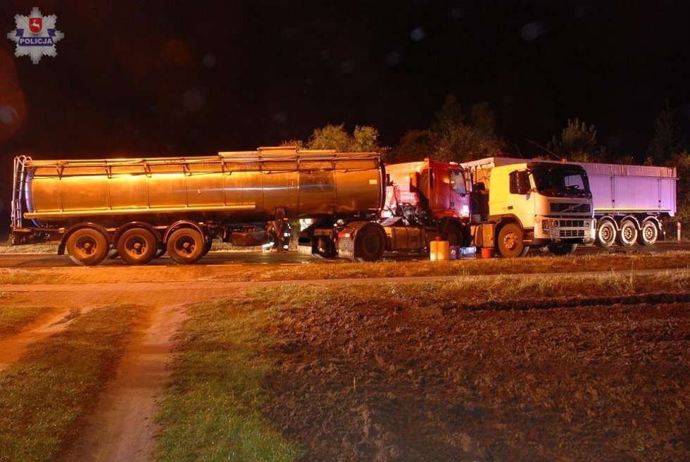  Żakowola Radzyńska. Zderzenie dwóch ciężarówek (zdjęcie 2) - Autor: Policja