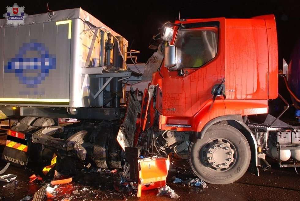  Żakowola Radzyńska. Zderzenie dwóch ciężarówek  - Autor: Policja