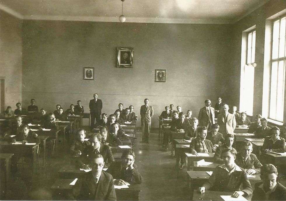  <p>1935 rok, pierwsza matura w gmachu przy Al. Racławickich</p>