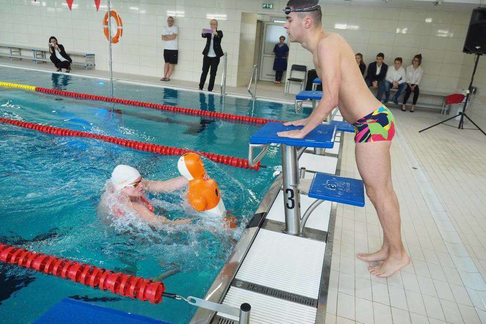  Gimnazjum nr 5: uroczyste oddanie do użytku pływalni po generalnym remoncie (zdjęcie 16) - Autor: Maciej Kaczanowski