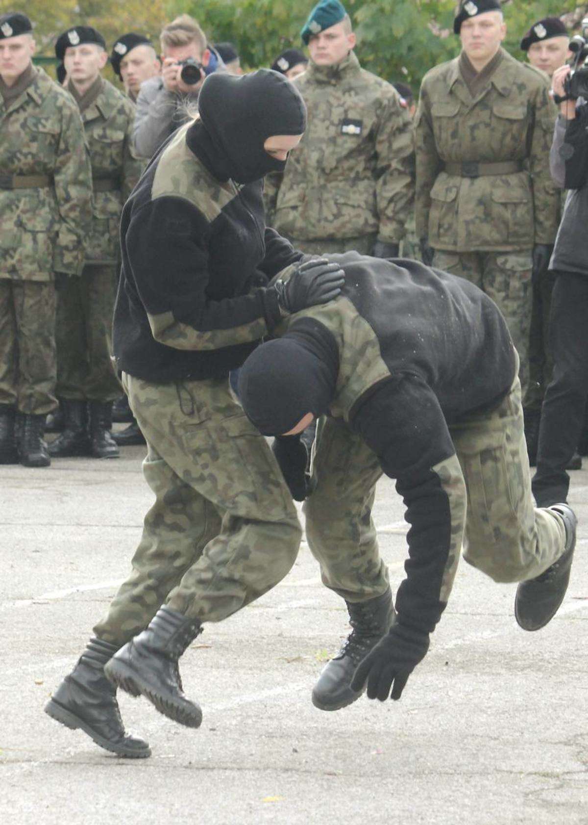 XIV LO w Lublinie: ślubowanie uczniów klas pierwszych z ceremoniałem wojskowym