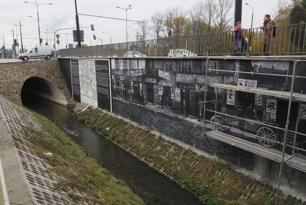  Lublin: Mural z przedwojennych zdjęć powstaje koło Tarasów Zamkowych  (zdjęcie 2) - Autor: Wojciech Nieśpiałowski