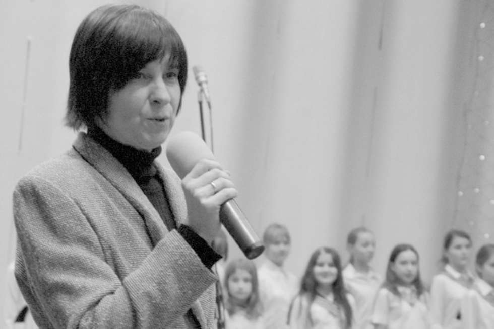  <p>Styczeń 2016</p>
<p><strong>DOROTA GONET</strong>, dziennikarka Radia Lublin. Miała 58 lat. Z wykształcenia była muzykologiem, z zamiłowania &ndash; radiowcem. Od niemal 30 lat SłuchaczeRadia Lublin mogli usłyszeć ją w wielu audycjach poświęconych muzyce poważnej. Swoim pięknym głosem zapowiadała m.in. &bdquo;Muzykę z klasą&rdquo;, &bdquo;Petite suite&rdquo; czy &bdquo;Klasykę młodych&rdquo;.</p>
<p>W jej autorskich programach radiowych występowało wielu znakomitych artyst&oacute;w, muzyk&oacute;w, kompozytor&oacute;w i dyrygent&oacute;w. Popularyzowała w nich nie tylko najpiękniejsze kompozycje muzyczne, ale także artyst&oacute;w je wykonujących.</p>
<p>Nie stroniła r&oacute;wnież od audycji dla młodzieży i najmłodszych słuchaczy. Na łamach wielu lokalnych gazet oraz telewizji zamieszczała swoje felietony, komentarze i recenzje wydarzeń muzycznych i płyt.</p>
<p>Melomani mogli usłyszeć Dorotę podczas prowadzenia licznych koncert&oacute;w niemal w całym naszym regionie.</p>
