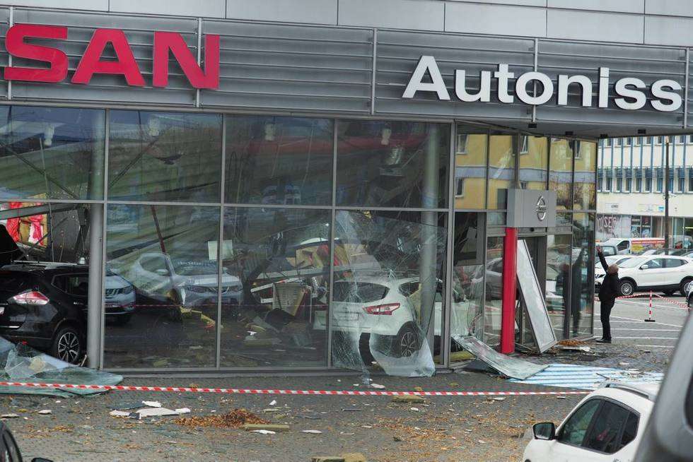  Zawaliła się część dachu na salonie samochodowym Nissana (zdjęcie 10) - Autor: Maciej Kaczanowski
