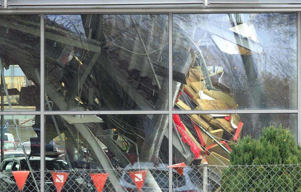  Zawaliła się część dachu na salonie samochodowym Nissana (zdjęcie 2) - Autor: Maciej Kaczanowski