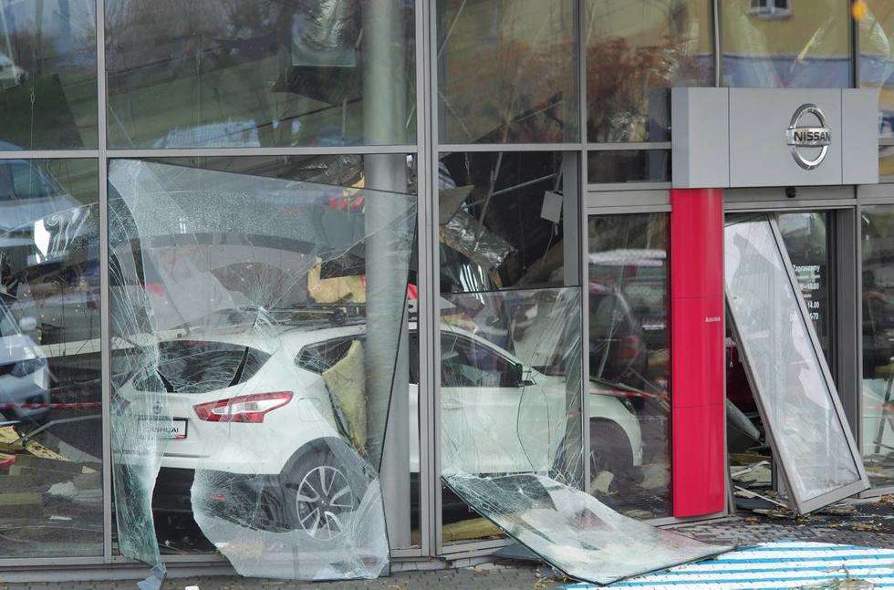  Zawaliła się część dachu na salonie samochodowym Nissana (zdjęcie 12) - Autor: Maciej Kaczanowski