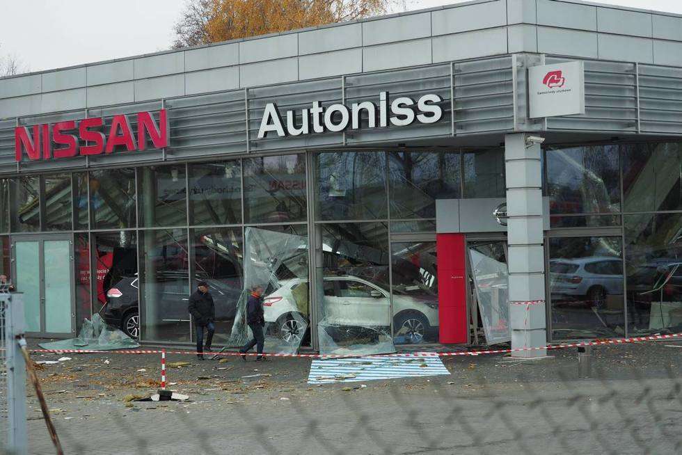  Zawaliła się część dachu na salonie samochodowym Nissana (zdjęcie 3) - Autor: Maciej Kaczanowski