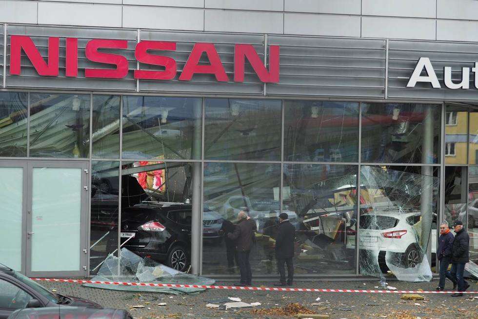  Zawaliła się część dachu na salonie samochodowym Nissana (zdjęcie 7) - Autor: Maciej Kaczanowski
