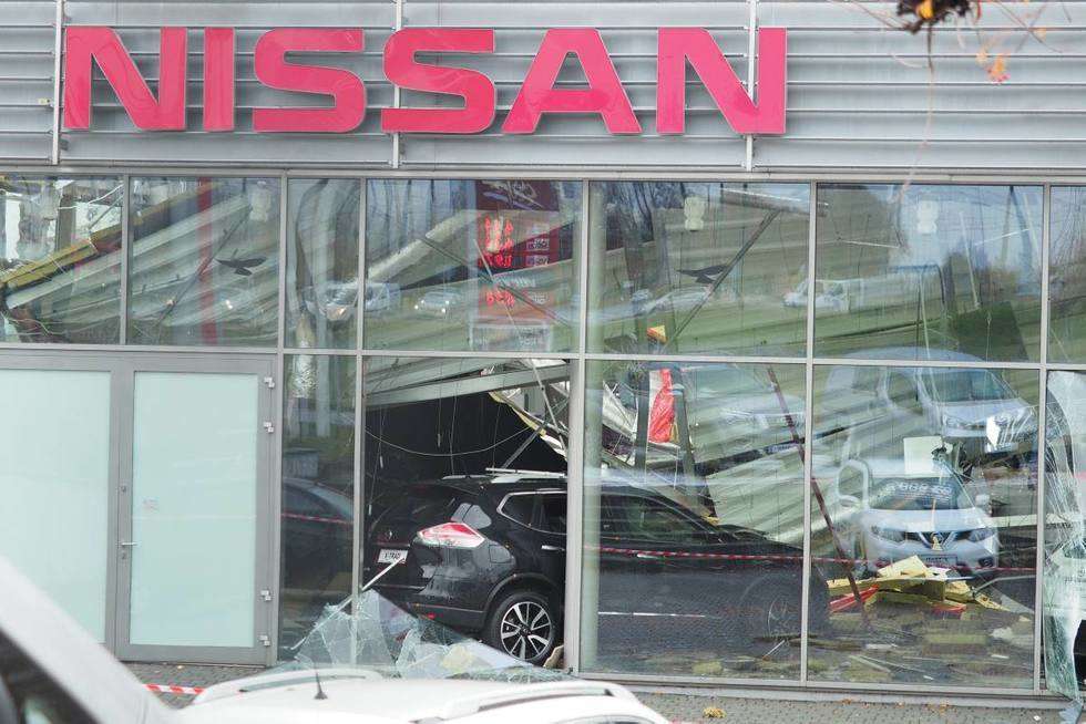  Zawaliła się część dachu na salonie samochodowym Nissana (zdjęcie 1) - Autor: Maciej Kaczanowski